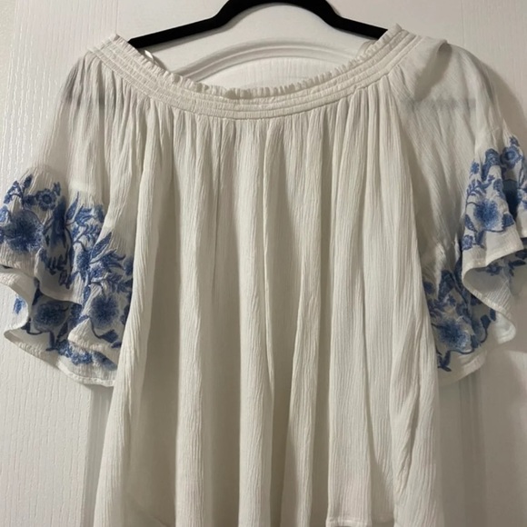 Embroidered off the shoulder white/blue top <3 ! - Picture 2 of 4